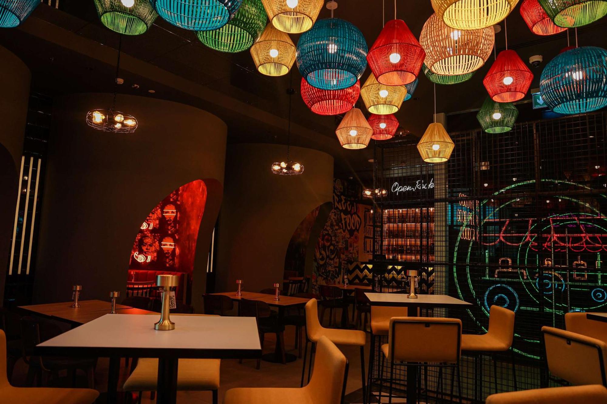 Doubletree By Hilton Fujairah City מראה חיצוני תמונה Interior of the restaurant