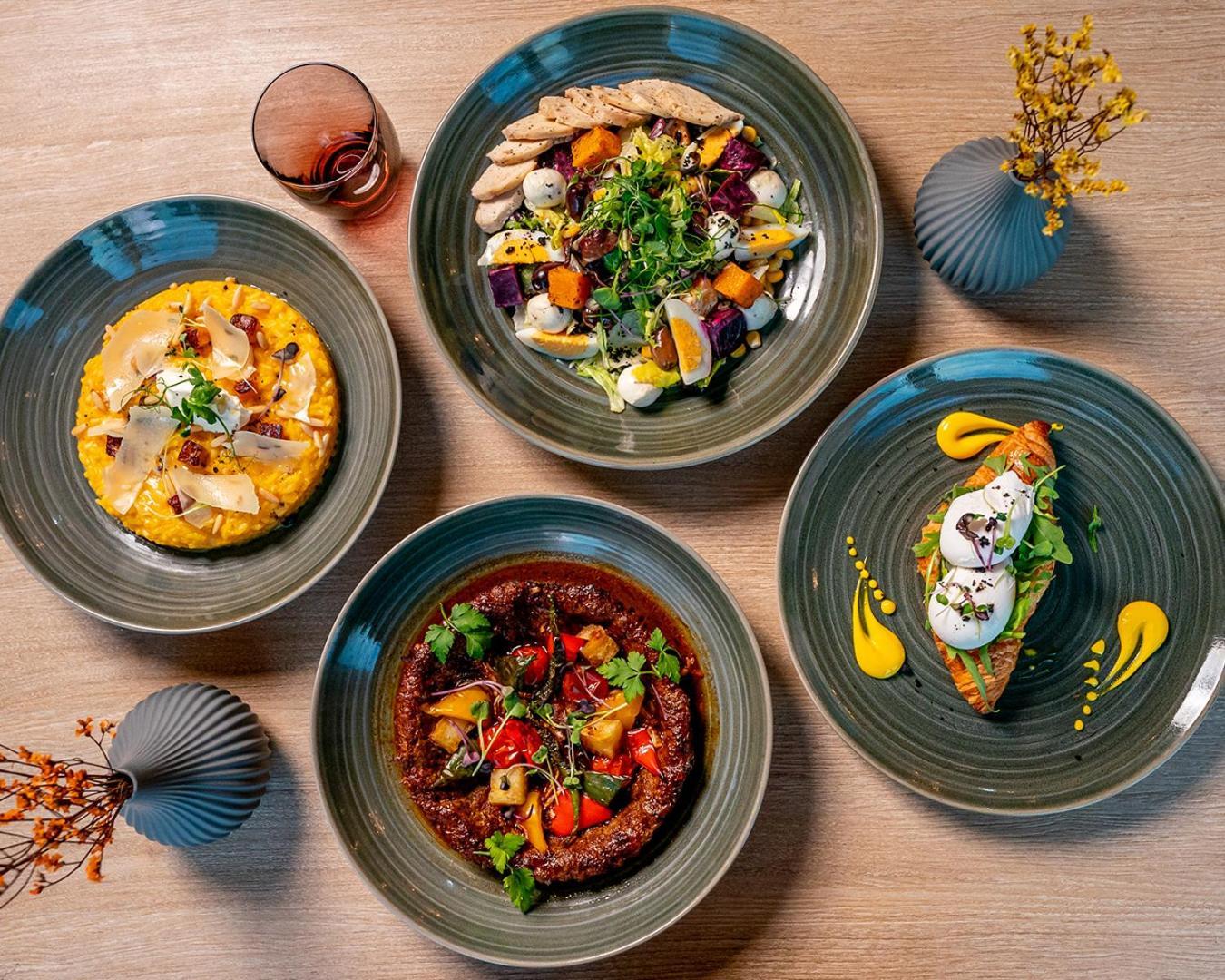 Doubletree By Hilton Fujairah City מראה חיצוני תמונה Dishes at the restaurant