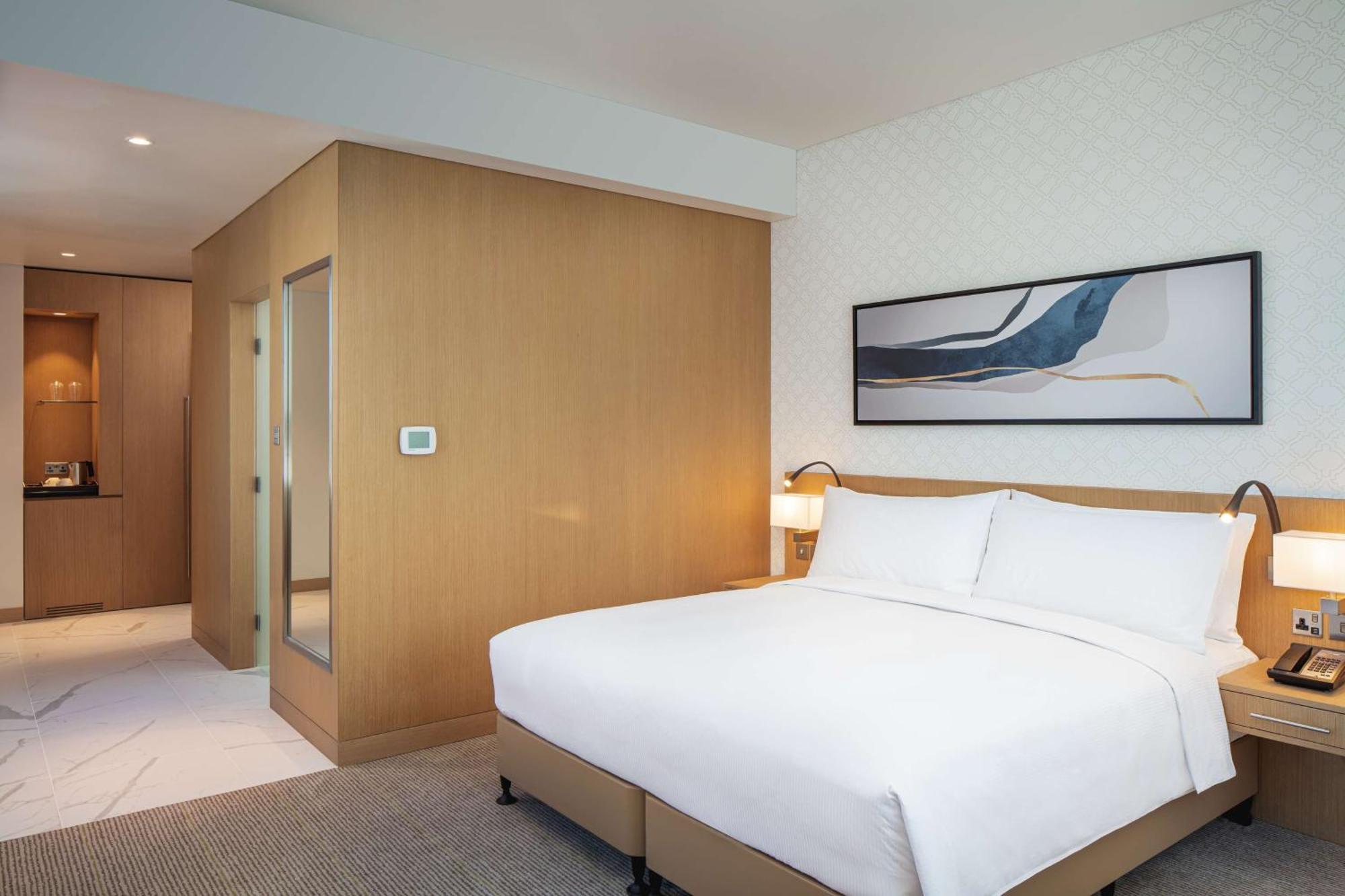 Doubletree By Hilton Fujairah City מראה חיצוני תמונה A bedroom at the hotel