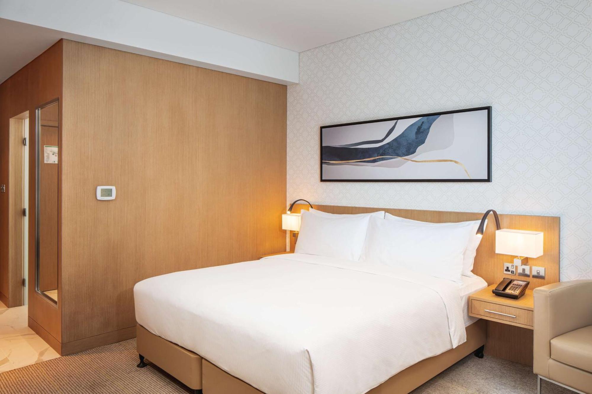 Doubletree By Hilton Fujairah City מראה חיצוני תמונה A room at the hotel
