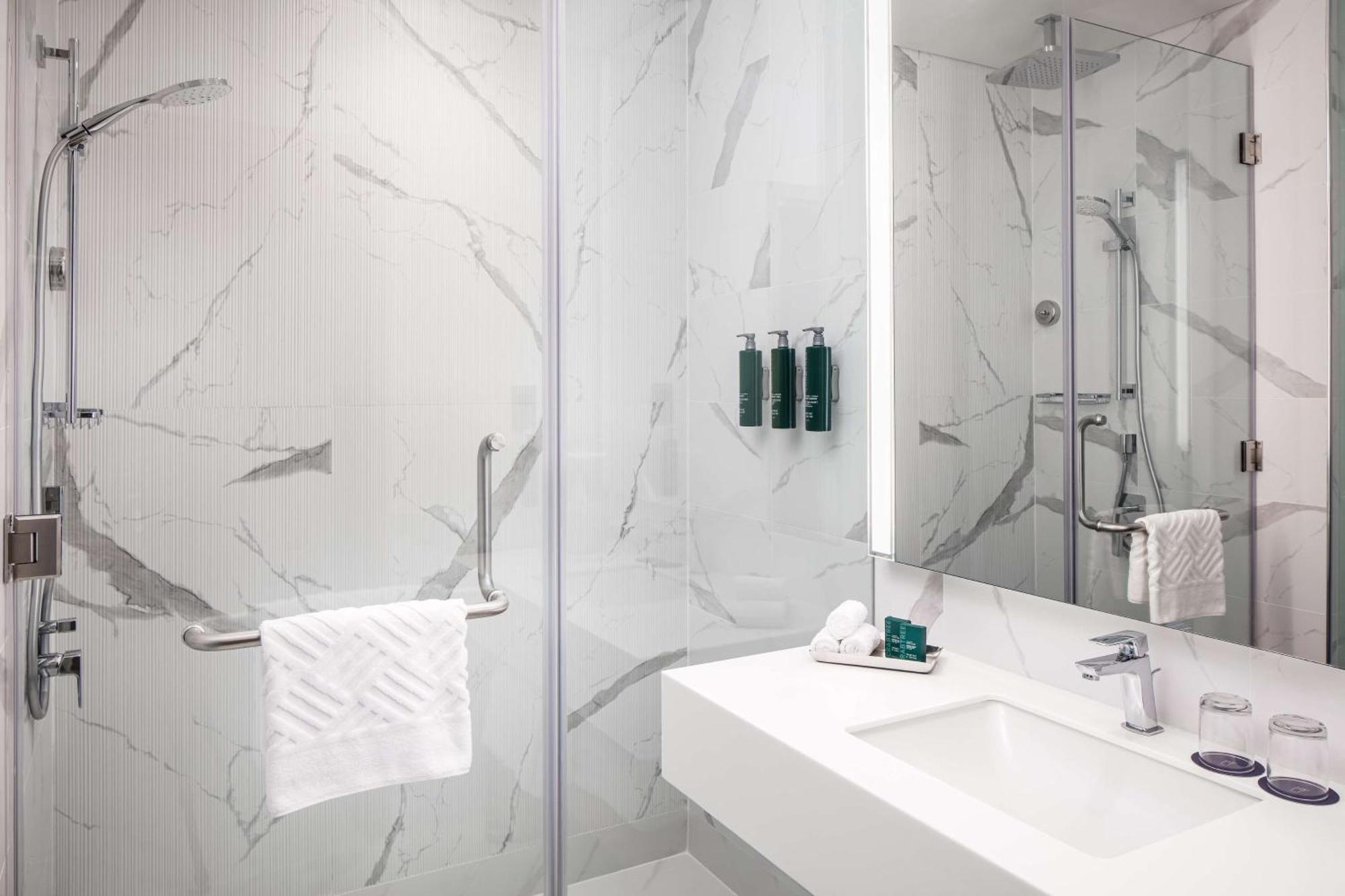 Doubletree By Hilton Fujairah City מראה חיצוני תמונה Bathroom